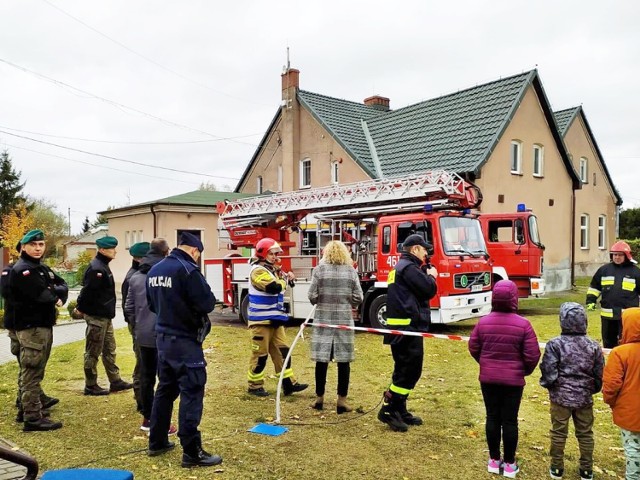 Ćwiczenia strażaków-ochotników z gminy Gardeja odbyły się na terenie Szkoły Podstawowej w Czarnem Dolnem