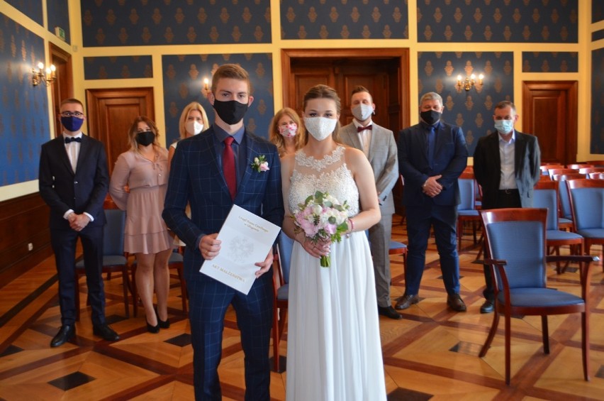 Głogów: Ślub w maseczkach - piłkarz Dragona Jaczów ożenił się ze swoją wybranką
