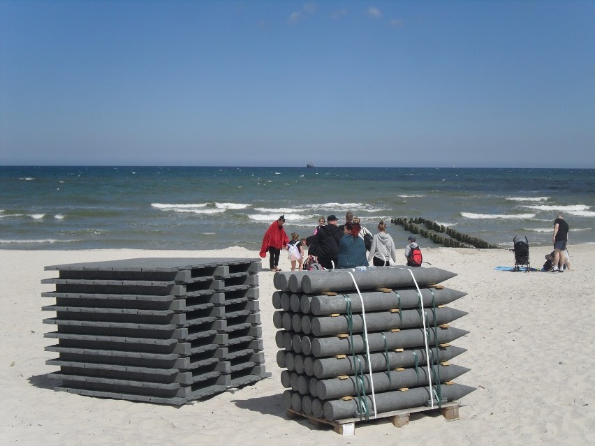 Ustka wymienia stare zejście na plażę. Niepełnosprawni dotrą do samego brzegu