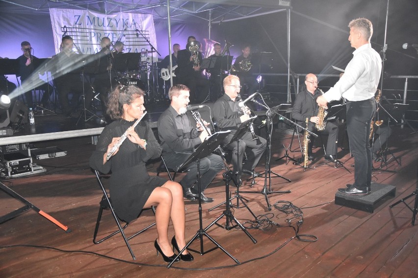 Wind Cameral Orchestra i Jacek Szwaj w Margoninie czyli podwójny koncert nad jeziorem [ZDJĘCIA]