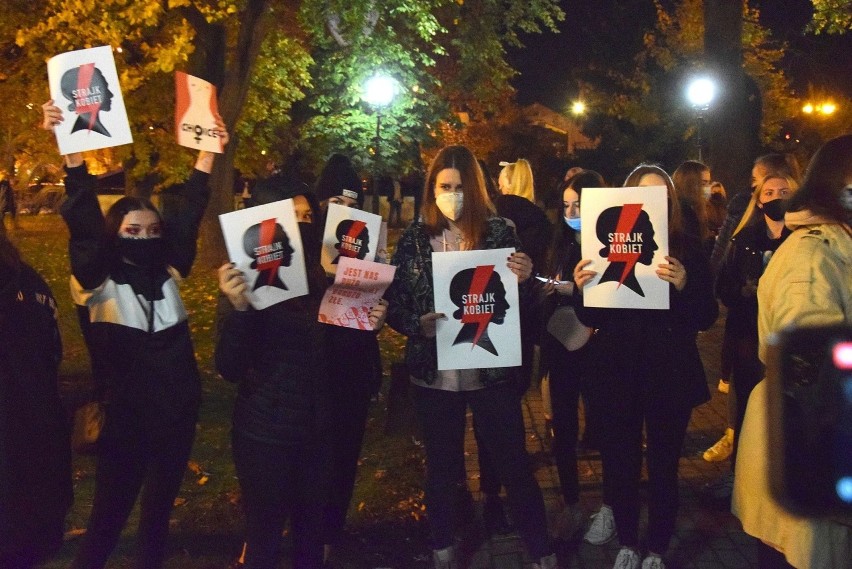 Na skwerze przed Kolegiatą w Końskich odbył się protest przeciwko zmianom w prawie aborcyjnym [ZAPIS TRANSMISJI, ZDJĘCIA]
