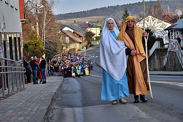 Orszak Trzech Króli przeszedł ulicami miasta od szkoły podstawowej do kościoła parafialnego