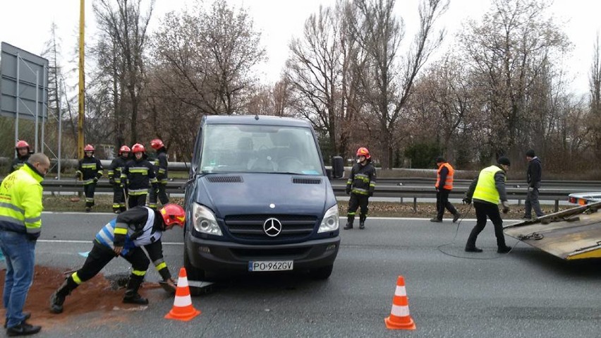 DK1 była zablokowana. Mercedes spadł z lawety [FOTO]