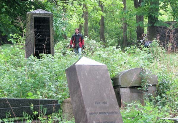 Na cmentarzu żydowskim znajduje się blisko 400 macew. Drobne prace porządkowe na nekropolii wykonują od kilku lat społecznicy z Tarnogórskiej Fundacji Kultury i Sztuki