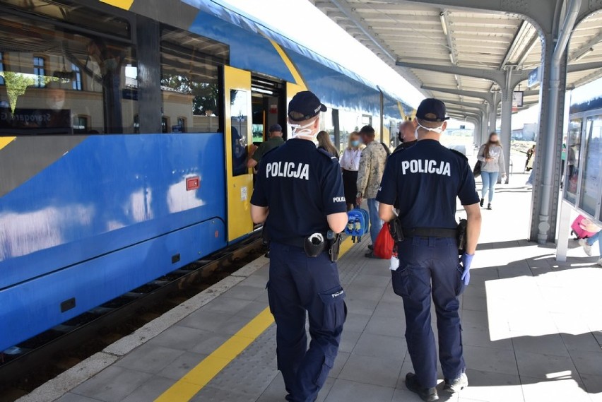 Policjanci sprawdzali, czy nosimy maseczki w pociągu ZDJĘCIA 