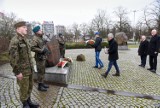 Rocznica wyzwolenia Torunia. Pod obeliskiem ku czci poległych złożono kwiaty [ZDJĘCIA]