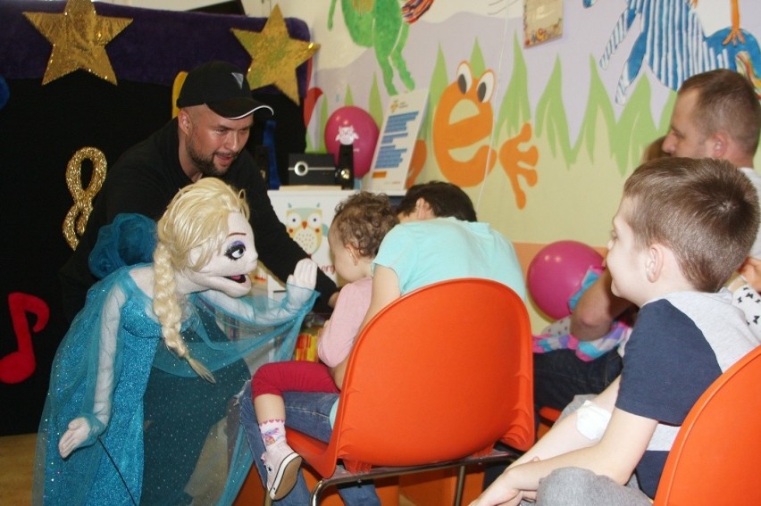 Znany lalkarz Kony Puppets bawił dzieci w stargardzkim szpitalu. Fundacja Zaczytani.org otworzyła tam biblioteczkę [ZDJĘCIA, WIDEO]