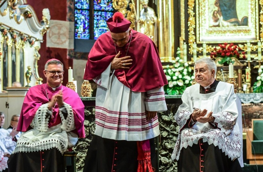 Wprowadzenie kanoniczne biskupa Krzysztofa Włodarczyka do...