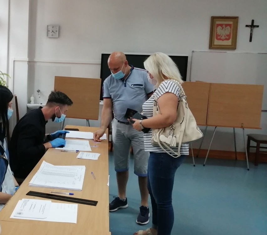 Mieszkańcy gminy Grodzisk spełniają obywatelski obowiązek i głosują w wyborach