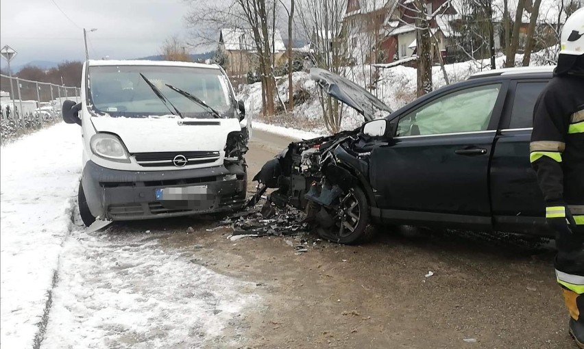 Pierwsze opady śniegu i liczne wypadki na drogach w powiecie limanowskim. Są poszkodowani. 