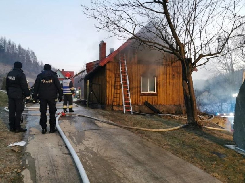 Łabowa. Strażacy walczyli z pożarem budynku  starej szkoły w Barnowcu [ZDJĘCIA]