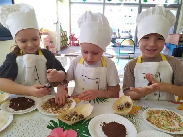 Warsztaty kulinarne "Little Cook" w Przedszkolu Magical World w Jędrzejowie. Dzieci przygotowały "kulki mocy".