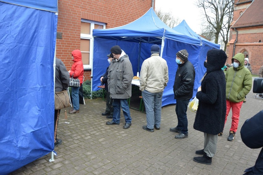 Lębork. Ubodzy, bezdomni, samotni na Wigilii u franciszkanów. Burmistrz z opłatkiem