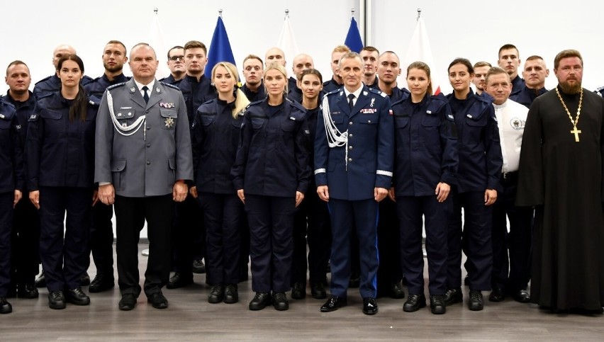 Białystok. Nowi policjanci złożyli ślubowanie. Po szkoleniu będą służyć w jednostkach na terenie całego woj. podlaskiego 