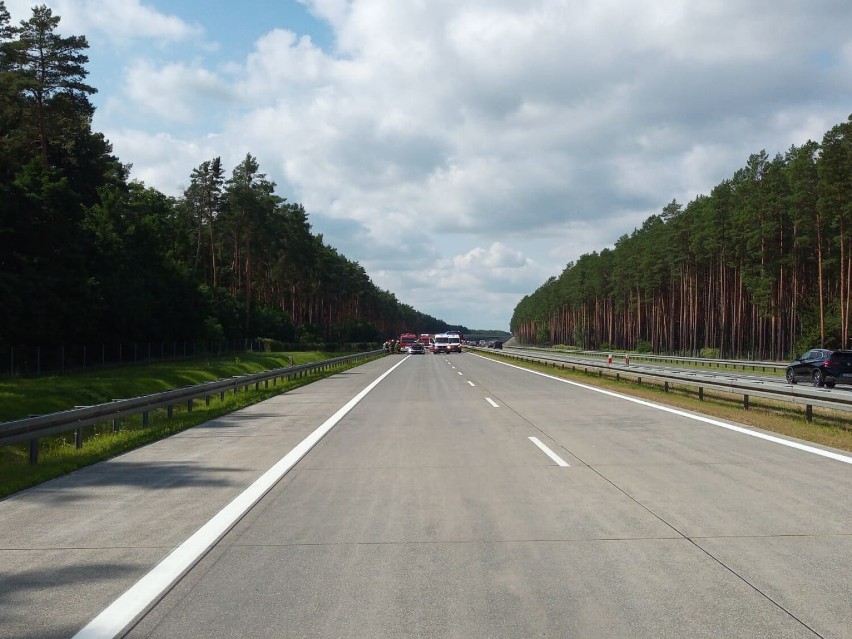Wypadek na 97 kilometrze autostrady A2. Auto osobowe wjechało w naczepę [FOTO][FILMY]