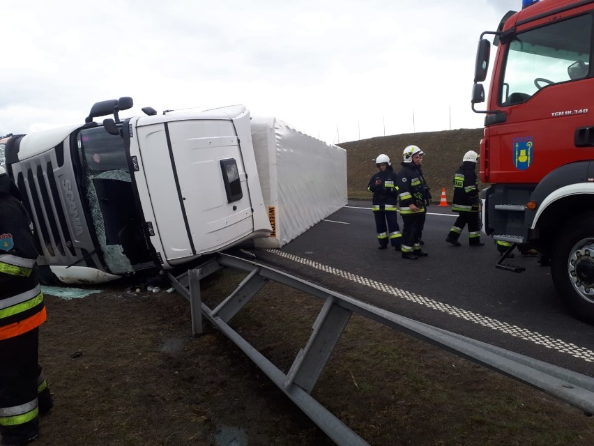 Na autostradzie A1 w okolicy Warlubia przewróciła się ciężarówka. Były duże utrudnienia