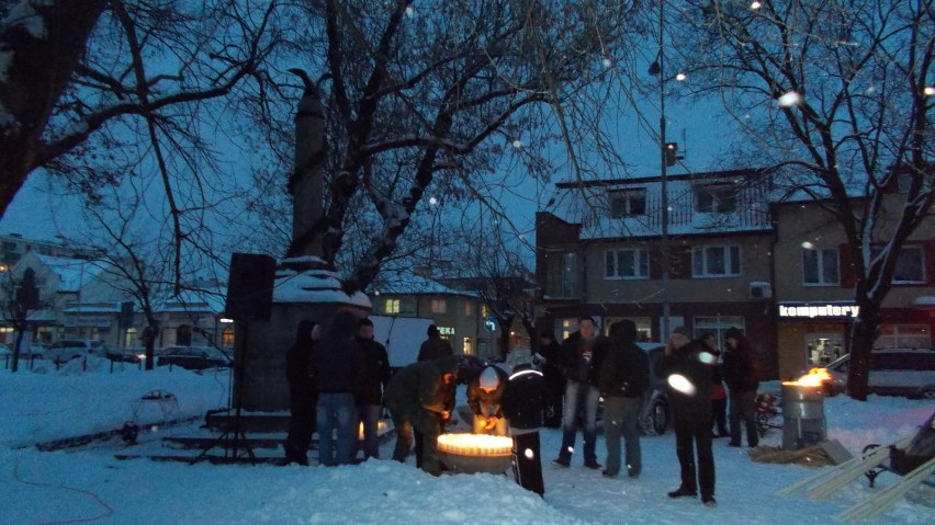Łukowska młodzież przed pomnikiem poległych Łukowian w...