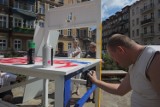 Mieszkańcy pomalowali wielkie krzesło stojące na Łazarzu [ZDJĘCIA]