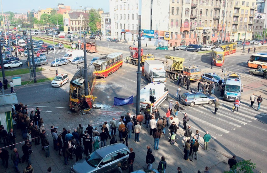 Wypadek tramwaju linii 8 - zginął motorniczy, 12 osób rannych!