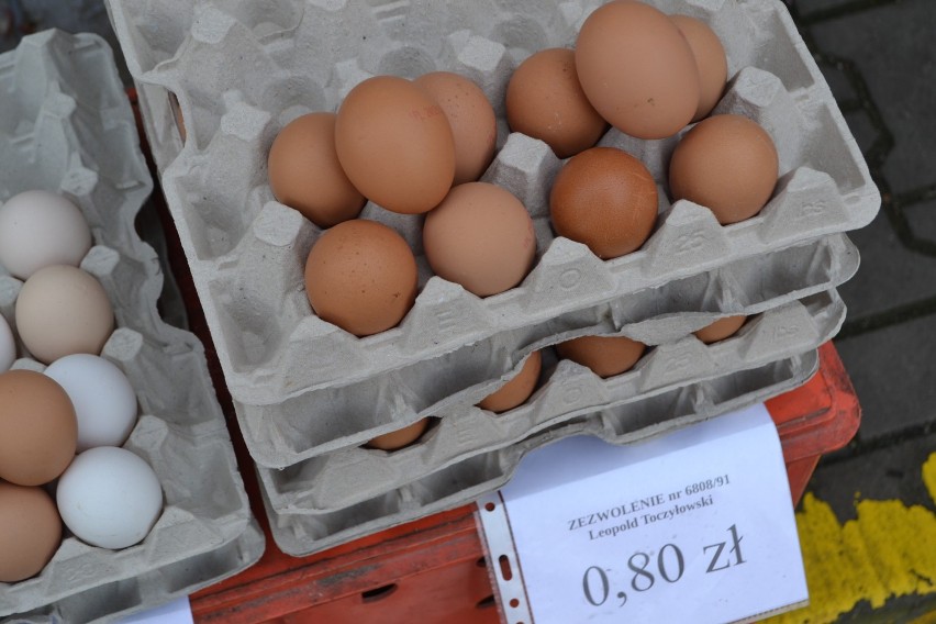 Jaja na targu w Rybniku idą jak świeże bułeczki. Bo w marketach brakuje