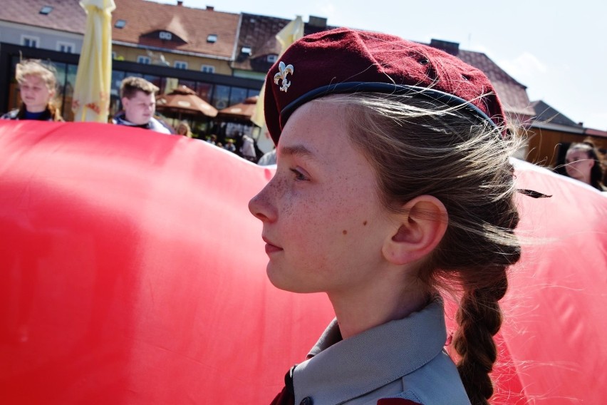 „Przemarsz z biało-czerwoną” z Hufcem ZHP w Sieradzu 2019. W tym roku harcerskie przedsięwzięcie weszło w obchody 40-lecia mostu (zdjęcia)