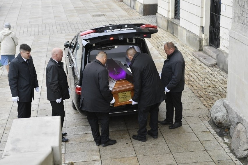 Tak wyglądał pogrzeb Janusza Grudzińskiego ZDJĘCIA. Muzyka z zespołu KULT pożegnały znane osoby i jego fani