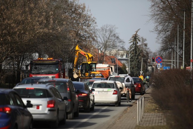 Na ul. Piastowskiej doszło do awarii drogowej. Samochody stoją w korku.