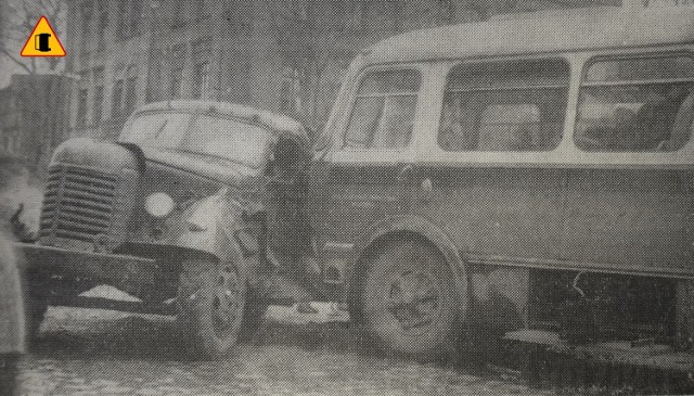 1962 r. Zderzenie ciężarówki ZIŁ 157 z autobusem Jelcz 043 gdzieś na terenie Wałbrzycha. Niestety nie wiemy, czy zdarzenie to miało jakieś konsekwencje poza stratami materialnymi. Autor zdjęcia podpisał je bowiem tylko jednym słowem „pocałunek".