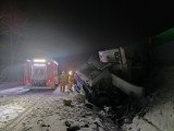 Wypadek (kolizja) na A1 koło Piotrkowa w Adolfinowie. Ciężarówka spadła z nasypu, 15.12.2022 - ZDJĘCIA