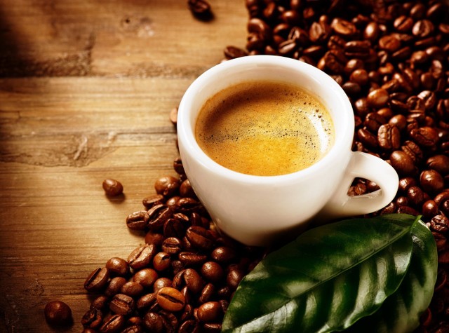 Umiarkowane spożycie kawy wpływa korzystnie na stan zdrowia. Niestety, jej nadmiar może wywołać szereg nieprzyjemnych dolegliwości, co wynika z zawartości stymulującej kofeiny. 

Dowiedz się z kolejnych slajdów, jakie objawy mogą świadczyć o przedawkowaniu kofeiny. 

Przesuwaj zdjęcia w prawo, naciśnij strzałkę lub przycisk NASTĘPNE
