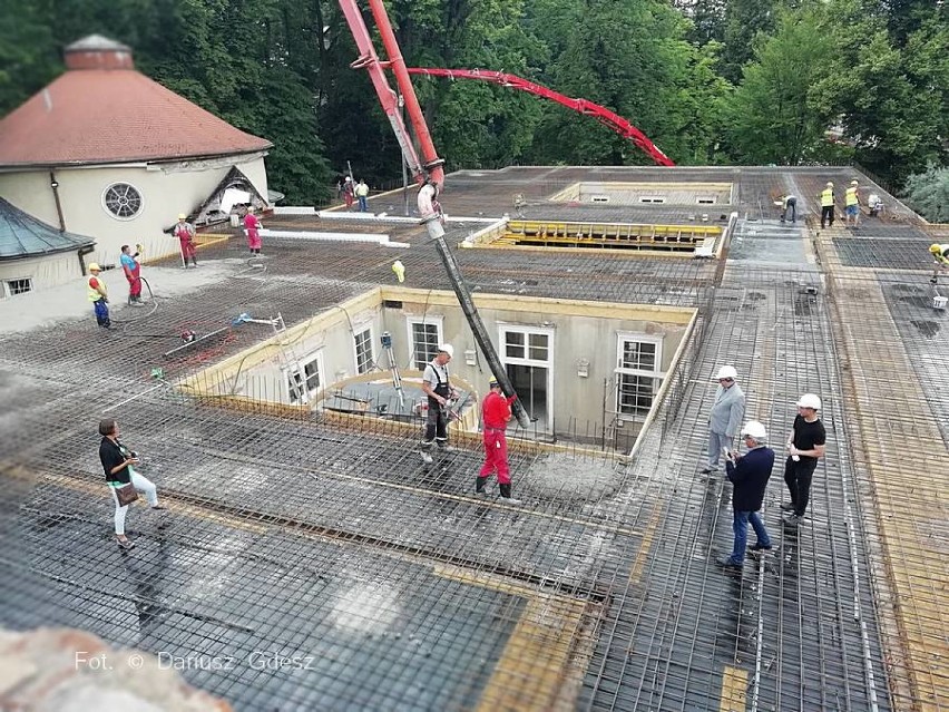 Szczawno-Zdrój: Wylewanie stropów w odbudowywanym Zakładzie Przyrodoleczniczym
