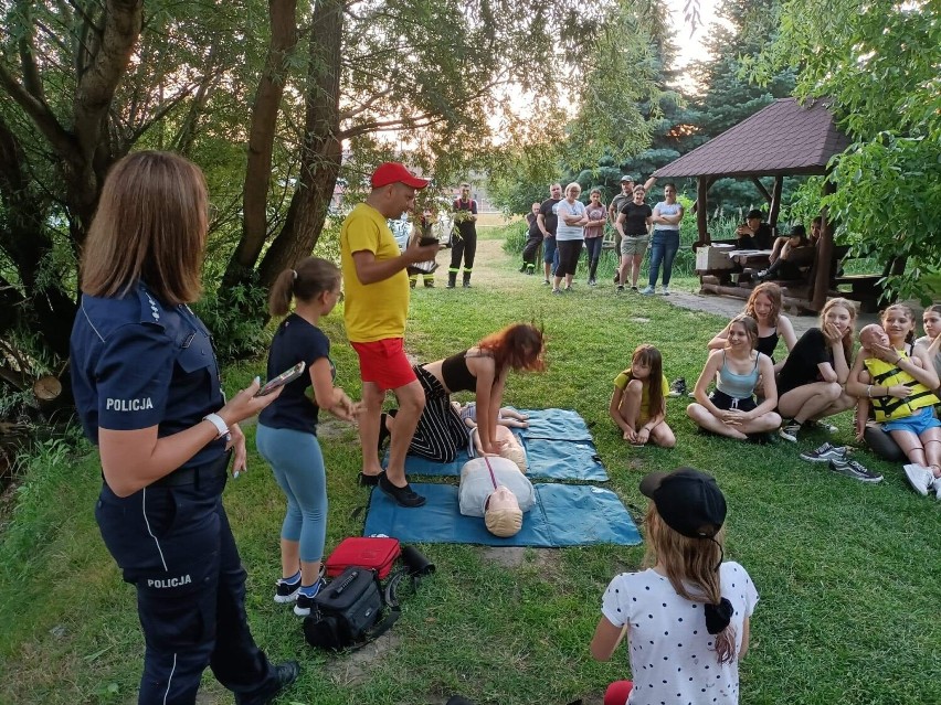 Spotkanie służb z dziećmi przebywającymi na obozie konnym w Zawidowicach