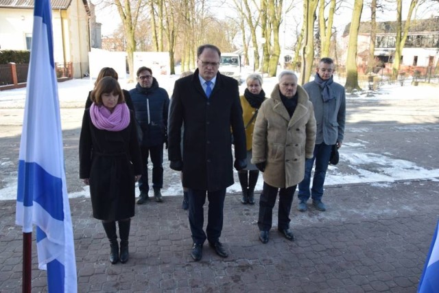 Prezydent Radomska oraz przedstawicie radomszczańskich szkół podczas poniedziałkowych uroczystości pod Macewą