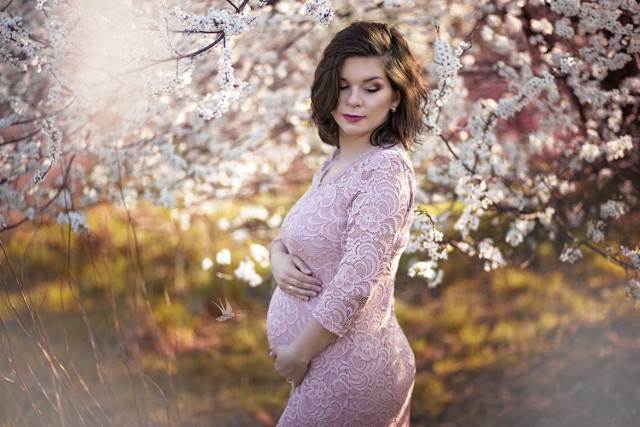 Wiosenna sesja ciążowa na zdjęciach Anny Bojdy FOTOGRAFIE