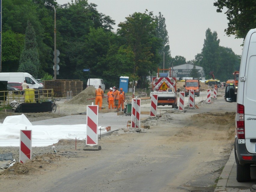 Remont torowiska w Pabianicach. Na ul. Warszawskiej odsłonięto kostkę brukową ZDJĘCIA