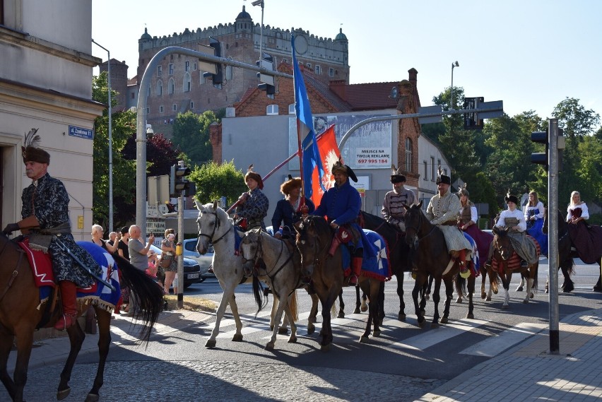 Przemarsz rycerzy konnych przez ulicę Zamkową w...