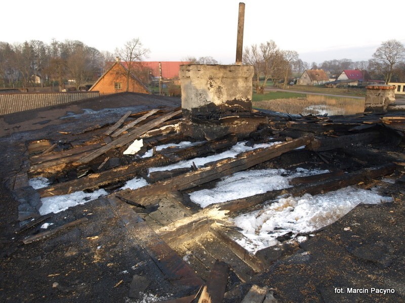 Gmina Kołczygłowy: Pożar w Barnowcu. Cztery rodziny straciły dom (zdjęcia)