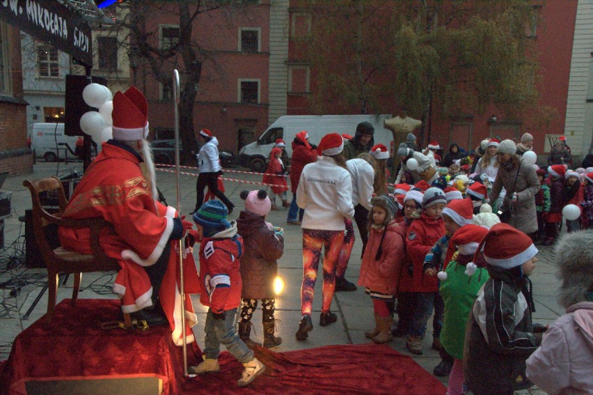 Ulica św. Mikołaja świętowała. Tańce, balony i cukierki dla dzieci [ZDJĘCIA]