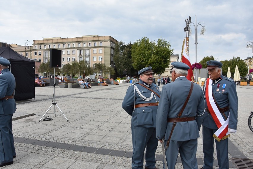 Pielgrzymka Piłsudczyków na Jasną Górę. Uroczystości przed pomnikiem Marszałka ZDJĘCIA