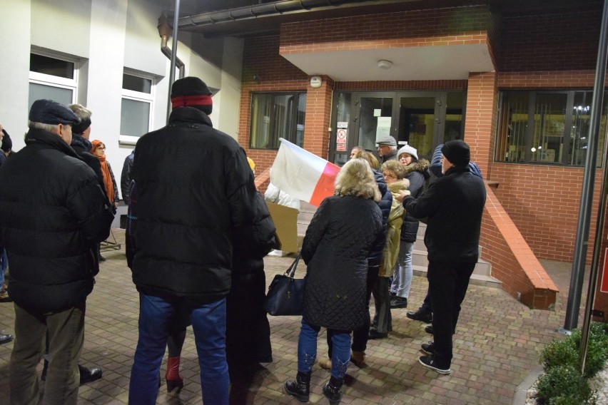 Solidarni z  sędzią Tuleją. Manifestacja przed sądem w Zduńskiej Woli [zdjęcia]