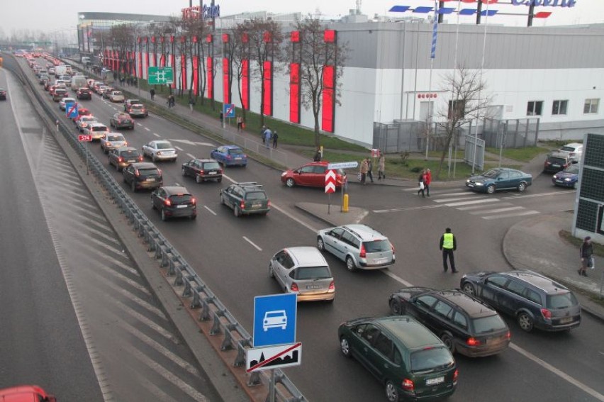Wielkie korki przed galeriami handlowymi w Kielcach! (WIDEO, zdjęcia)
