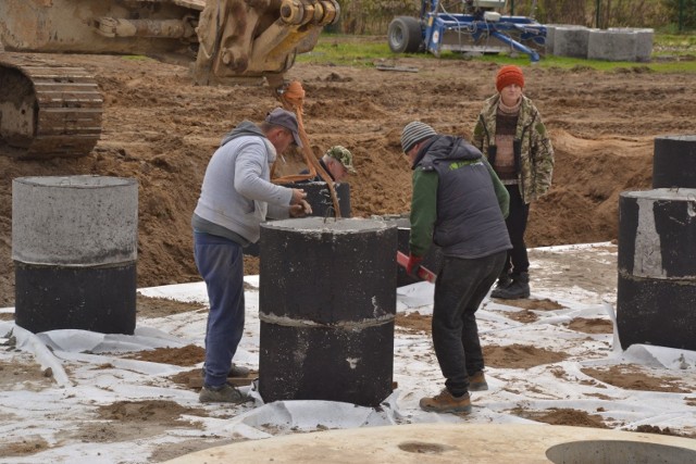 Podczas instalowania zbiorników niezbędnych do odwodnienia boiska gminnego w Teodorowie