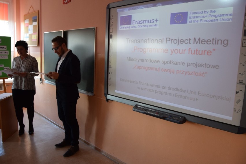 Informatyczny projekt Gimnazjum nr 3 w Sieradzu. Uczestniczy Estonia, Finlandia i Hiszpania