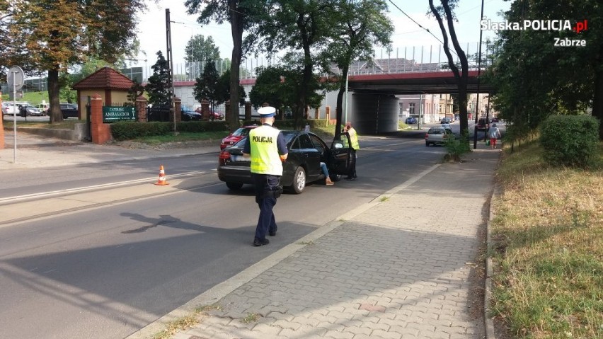 Wypadek w Zabrzu na 3 Maja. Wbiegł pod nadjeżdżający samochód, był nietrzeźwy [ZDJĘCIA]