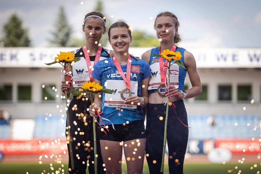 Julia Koralewska (z prawej) z brązowym medalem po biegu na...