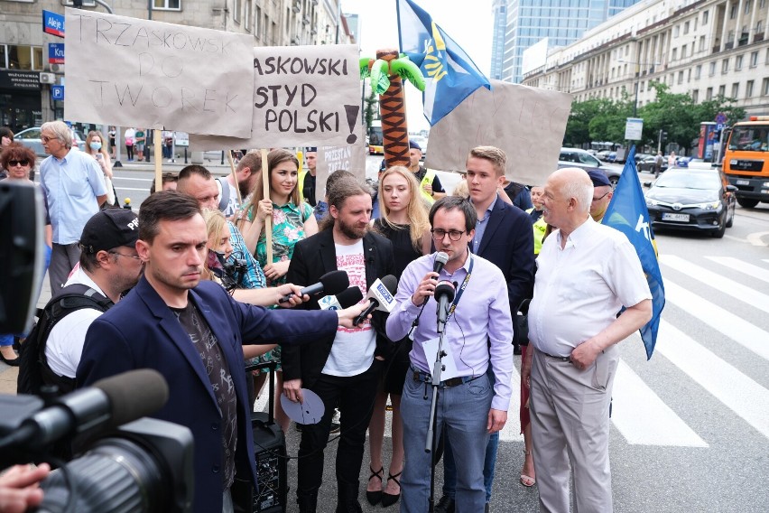 Warszawa protestuje przeciwko polityce ratusza. "Stop szalonym pomysłom Rafała Trzaskowskiego"