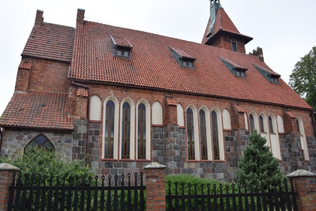 Mierzeszyn należy do tych nielicznych wsi, w której są dwa kościoły. Każdy wart jest zobaczenia