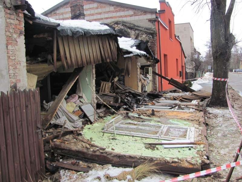 Myszków: Ściana starego domu zawaliła się na chodnik [FOTO]