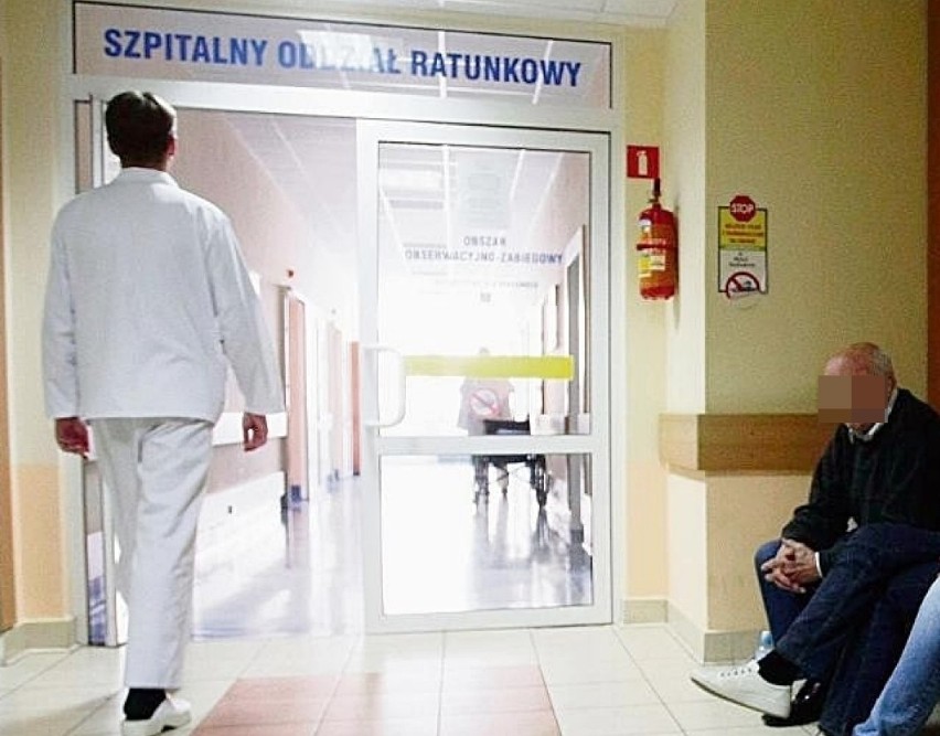 84-letni pacjent zaatakował nożem chorych i pielęgniarkę. Wśród poszkodowanych znany ksiądz