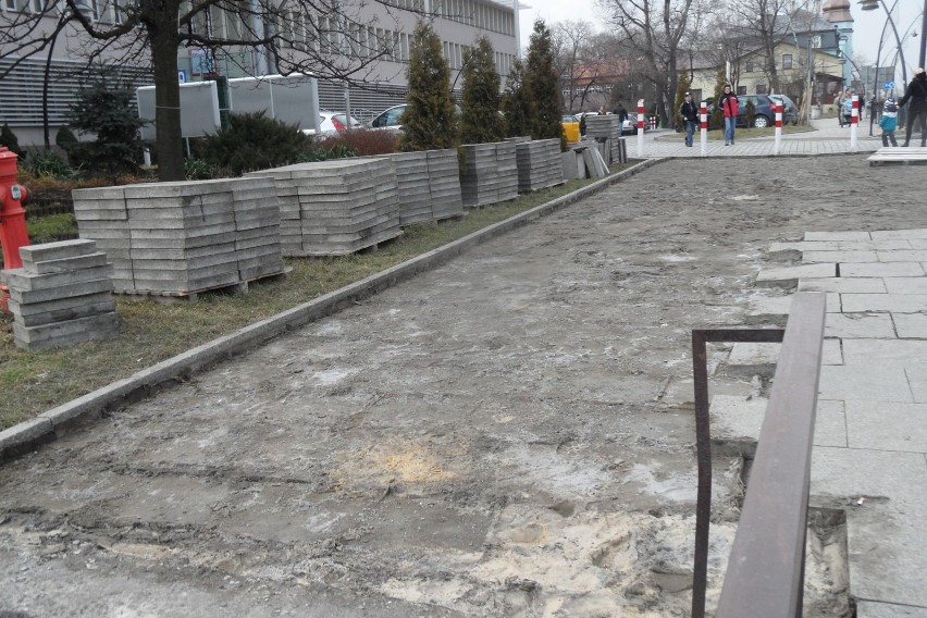 Remont chodników w Jaworznie. Drogowcy naprawiają te przed Urzędem Miejskim